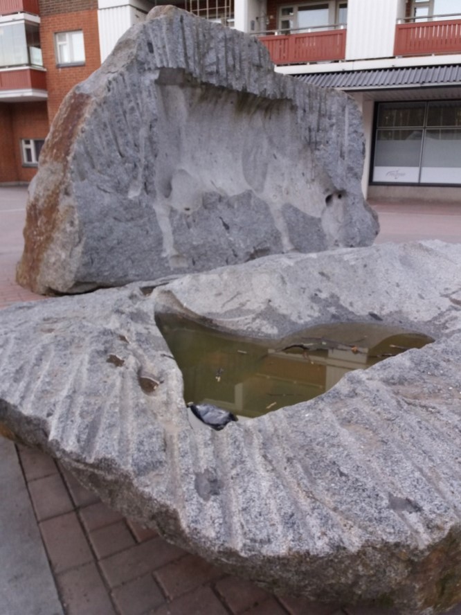 stenskulpturen-laidunmaa-av-hanna-vihriala