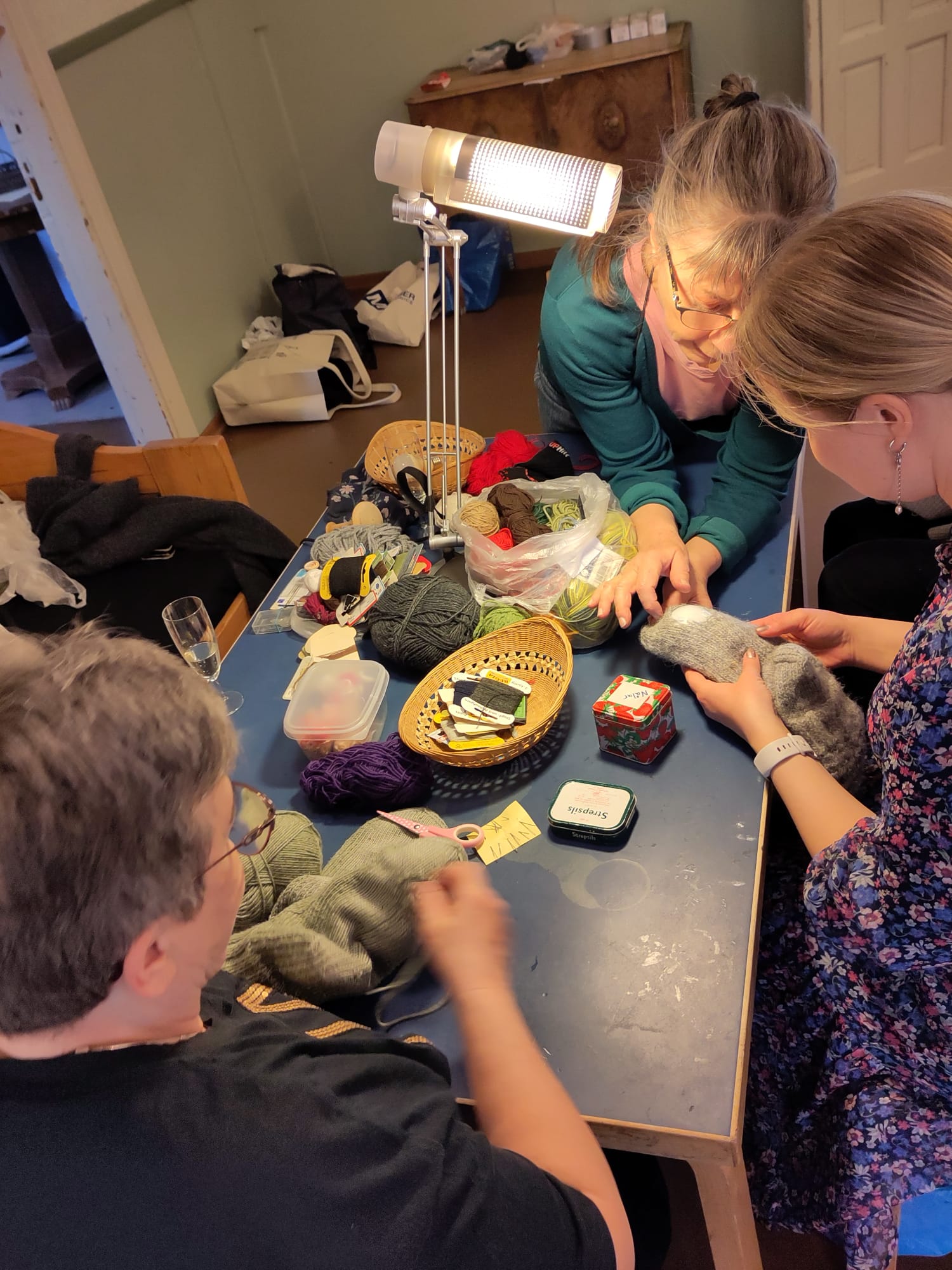 Lappa, laga byt och handarbetskafé
